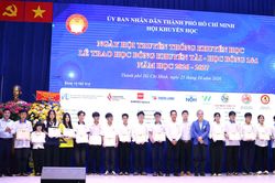 TP Hồ Ch&iacute; Minh: Hơn 1,8 tỷ đồng học bổng khuyến t&agrave;i trao tặng sinh vi&ecirc;n