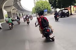 H&agrave; Nội: Hai học sinh lạng l&aacute;ch 'ch&oacute;ng mặt' tr&ecirc;n đường, phụ huynh bị phạt 9 triệu đồng