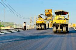 Thảm nhựa v&agrave; th&ocirc;ng xe cầu vượt đường sắt thuộc dự &aacute;n Quốc lộ 14E