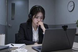 Giới trẻ kiệt sức trước những y&ecirc;u cầu tuyển dụng ng&agrave;y c&agrave;ng phức tạp thời AI