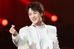 'Bản hit' đ&igrave;nh đ&aacute;m 'C&ocirc; b&eacute; m&ugrave;a Đ&ocirc;ng' được Đăng Kh&ocirc;i l&agrave;m mới tr&ecirc;n s&acirc;n khấu quốc tế