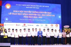 Trao hơn 1,8 tỷ đồng học bổng khuyến t&agrave;i năm học 2026-2027