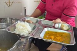 Phụ huynh tiếp tục phản &aacute;nh chất lượng suất ăn b&aacute;n tr&uacute; tại Trường Tiểu học Ph&uacute; Trinh