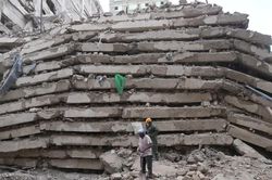Hiện trường sập nh&agrave; cao tầng ở thủ đ&ocirc; Kenya, nhiều người mắc kẹt