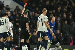Tottenham l&agrave;m được điều 'hiếm c&oacute;' trước Chelsea