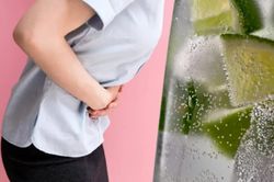 Mẹo xử l&yacute; cơn nấc cụt bằng... ống h&uacute;t