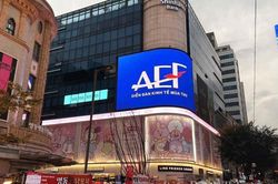 Diễn đ&agrave;n Kinh tế m&ugrave;a Thu 2026 hiện diện tại phố đi bộ sầm uất của Seoul