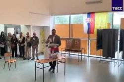 Cử tri Serbia đi bỏ phiếu trong cuộc bầu cử c&oacute; &yacute; nghĩa bước ngoặt