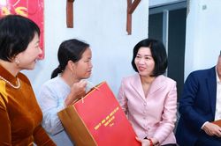 Chủ tịch HĐND TP H&agrave; Nội Ph&ugrave;ng Thị Hồng H&agrave; tặng qu&agrave; c&aacute;c gia đ&igrave;nh kh&oacute; khăn tại tỉnh L&acirc;m Đồng