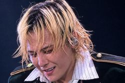 Big Bang làm 'nổ tung' Mỹ Đình, G-Dragon đập đàn gây sốc