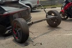 H&atilde;ng xe xin lỗi về sự cố SUV rơi trục b&aacute;nh sau tr&ecirc;n đường