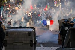 Biểu t&igrave;nh lan khắp ch&acirc;u &Acirc;u, Paris 'như bị phong tỏa'