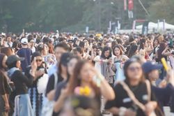 Hơn 40.000 người đổ về Mỹ Đ&igrave;nh