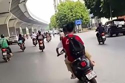 Con đi xe m&aacute;y điện 'l&agrave;m xiếc' tr&ecirc;n đường, mẹ bị phạt 9 triệu