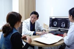 GS Kiều Đ&igrave;nh H&ugrave;ng: D&acirc;n văn ph&ograve;ng n&ecirc;n l&agrave;m điều n&agrave;y để bảo vệ cột sống
