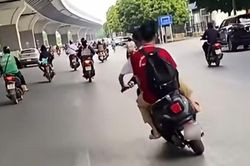 Hai nam sinh 15 tuổi lạng l&aacute;ch 'ch&oacute;ng mặt' tr&ecirc;n đường ở H&agrave; Nội, mẹ bị phạt 9 triệu đồng