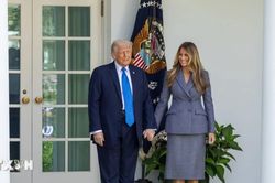 Bầu cử Mỹ: Tổng thống Trump v&agrave; phu nh&acirc;n bỏ phiếu sớm tại Florida