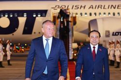 Thủ tướng Ba Lan Donald Tusk đến H&agrave; Nội, thăm ch&iacute;nh thức Việt Nam