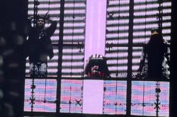 BIGBANG quỳ gối sau khi kết th&uacute;c đ&ecirc;m diễn tại Mỹ Đ&igrave;nh