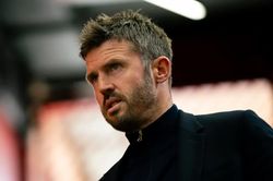 MU thảm bại 0-3, Carrick c&ograve;n trụ được bao l&acirc;u?