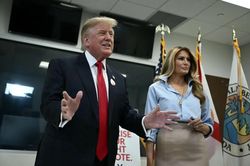 Tổng thống Mỹ Donald Trump bỏ phiếu sớm trong cuộc bầu cử giữa nhiệm kỳ