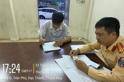 Tịch thu phương tiện của nam thanh ni&ecirc;n đi xe m&aacute;y bốc đầu