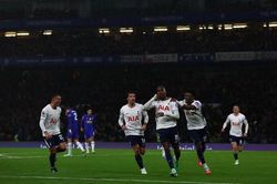 Phản lưới v&agrave; thẻ đỏ, Chelsea gục ng&atilde; trước Tottenham