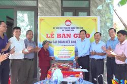 Mặt trận Thăng Điền b&agrave;n giao nh&agrave; đại đo&agrave;n kết cho hộ ngh&egrave;o