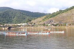 S&ocirc;i nổi đua thuyền đu&ocirc;i &eacute;n tr&ecirc;n s&ocirc;ng Đ&agrave;