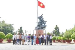 Văn nghệ sĩ s&acirc;n khấu Đồng Th&aacute;p đi thực tế s&aacute;ng t&aacute;c tại c&aacute;c địa danh lịch sử, văn h&oacute;a