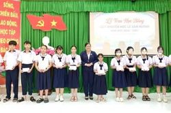Trao học bổng 'Tiếp sức đến trường' cho học sinh, sinh vi&ecirc;n c&oacute; ho&agrave;n cảnh kh&oacute; khăn
