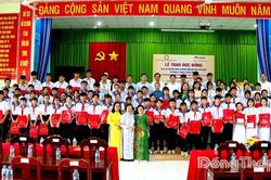 Đồng Th&aacute;p trao 75 suất học bổng cho học sinh kh&oacute; khăn