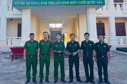 Người d&acirc;n x&atilde; Ia P&uacute;ch tự nguyện giao nộp một khẩu s&uacute;ng tự chế