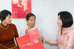 L&atilde;nh đạo TP H&agrave; Nội thăm, tặng qu&agrave; c&aacute;c hộ gia đ&igrave;nh kh&oacute; khăn tại x&atilde; Nam Ban L&acirc;m H&agrave;