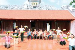 Đ&igrave;nh l&agrave;ng ng&acirc;n vang c&acirc;u h&aacute;t d&acirc;n ca