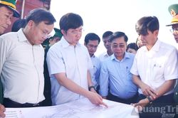 L&atilde;nh đạo tỉnh kiểm tra t&igrave;nh h&igrave;nh hoạt động tại Khu Kinh tế-Thương mại đặc biệt Lao Bảo