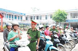 N&acirc;ng cao &yacute; thức ph&aacute;p luật v&agrave; kỹ năng l&aacute;i xe an to&agrave;n cho người d&acirc;n x&atilde; Ph&uacute; Linh