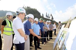 B&iacute; thư Tỉnh uỷ Hầu A Lềnh khảo s&aacute;t thực tế tại x&atilde; Lũng C&uacute;