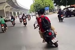 Con chở bạn đi xe lạng l&aacute;ch, mẹ bị phạt 9 triệu đồng