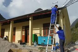 Trao tặng hệ thống điện mặt trời cho người d&acirc;n x&oacute;m C&agrave; L&ograve;, x&atilde; Kh&aacute;nh Xu&acirc;n