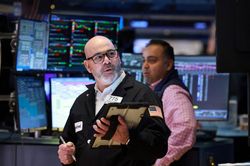 Chứng kho&aacute;n thế giới chốt tuần: Dow Jones mất hơn 650 điểm, gi&aacute; dầu g&acirc;y sức &eacute;p