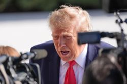 &Ocirc;ng Trump n&oacute;i Mỹ c&oacute; thể tấn c&ocirc;ng Iran 'ngay ng&agrave;y mai' hoặc đạt thỏa thuận lớn