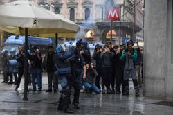 Italy trấn &aacute;p biểu t&igrave;nh, tăng mức phạt t&ugrave; kẻ k&iacute;ch động bạo loạn