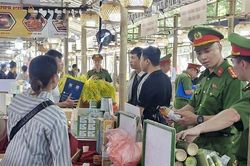 X&atilde; Ph&uacute; Xuy&ecirc;n: Tăng cường kiểm tra chất lượng h&agrave;ng h&oacute;a