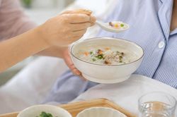 Mắc c&uacute;m A: 5 thực phẩm n&ecirc;n ăn v&agrave; 3 loại n&ecirc;n hạn chế