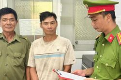 S&aacute;ng 25/10: Người đ&agrave;n &ocirc;ng cầm dao ch&eacute;m h&agrave;ng x&oacute;m thương t&iacute;ch 54% v&igrave; nghi trộm g&agrave;