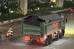 Sau phản &aacute;nh xe c&oacute; dấu hiệu qu&aacute; tải tại Nguyễn Tr&atilde;i, CSGT v&agrave;o cuộc xử l&yacute;