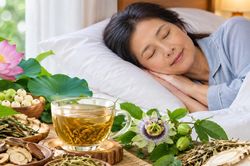 Chữa kh&oacute; ngủ, mất ngủ tuổi 50 bằng c&acirc;y thuốc nam quanh nh&agrave;