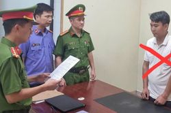 Chống đối hiệu lệnh CSGT, t&agrave;i xế &ocirc; t&ocirc; bị khởi tố