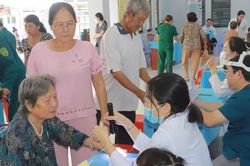 Đưa y tế chất lượng cao đến nh&acirc;n d&acirc;n v&ugrave;ng biển
